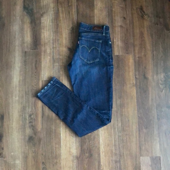 Dark blue Levi’s jeans. - Picture 2 of 8